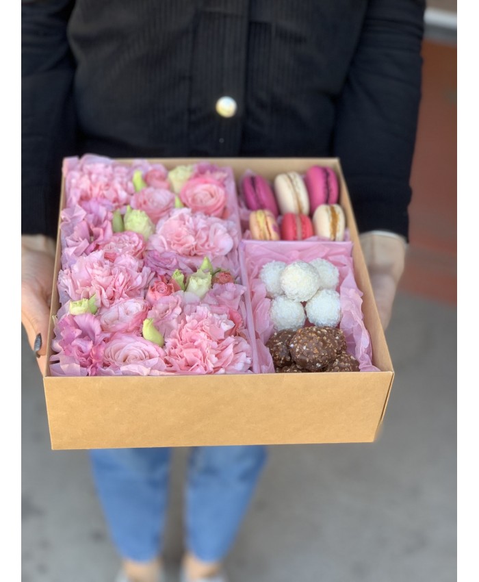 Коробка с цветами и сладостями – купить в Москве | витамин-п-байкальский.рф